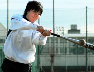 母校の県和商野球グラウンドで自主練習に励む田中さん - 和歌山市出身の田中さんが挑む、4月開幕女子プロ野球