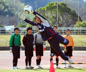 飛び込みキャッチの練習を指導する松下ＧＫコーチ - J2甲府サッカークリニック