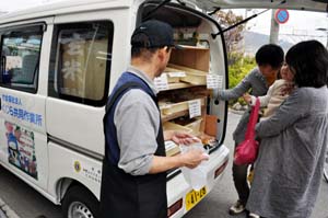 焼きたてのパンやクッキーを買い求める人たち - 車でパン売ります、くじら作業所が和歌山LCの善意で