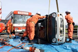 横転した車から要救助者を助け出す - 中消防署と和歌山バスが訓練