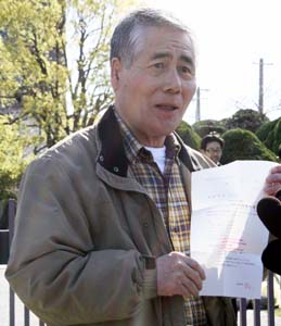 記者会見に応じる旅田被告 - 前和歌山市長の旅田被告を収監、「獄中から無実訴える」