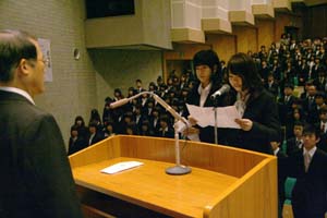 宣誓する赤木さんと青地さん - 県立医科大学入学式