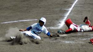 積極的な走塁で追加点を挙げる小倉（６回） - 小倉が初優勝、和歌山市スポ少軟式野球