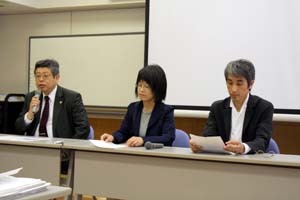会見に応じる豊田さん、八木さん、橋本さん（左から） - 市民団体が地裁新築で要望書