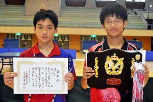 男子シングルス優勝の岩本君右と準優勝の蝦名君 - 中学春季卓球大会