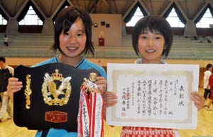 女子シングルス優勝の塩谷さん左と準優勝の高木さん - 中学春季卓球大会