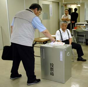 期日前投票を済ます有権者（26日、和歌山市選管事務局で） - 各市町村で期日前投票始まる