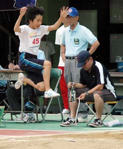 より遠くへジャンプ(女子走幅跳) - 県小学生築城競技選手権大会
