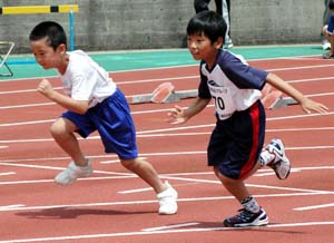 ゴールを目指し全力(男子百メートル) - 県小学生築城競技選手権大会