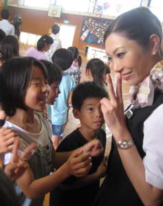 中川さんの話に夢中の児童 - JALとTDRの社会貢献活動、鳴滝小で「思いやり」の出前授業