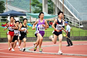 800メートル、ライバルたちと競い合う選手たち - 全日中学通信陸上県大会
