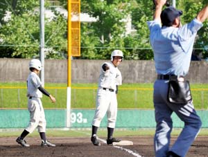 1回表、1死1、3塁から3塁打を放った畠山(貴志川) - 那賀3校がそろって勝利