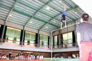 鉄棒を披露する高校生 - 旧桃山小体育館に県内初の体操専用ピット