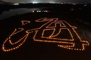 巨大な文字が浮かび上がった - 紀の川市で第9回万燈会