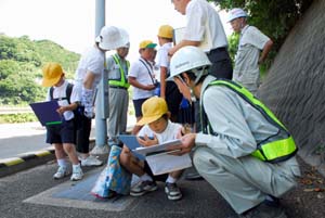 国道42号沿道を歩いて点検する子どもたち - 下津小学校の児童が通学路点検