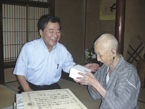 大橋市長から記念品を受け取る木村さん