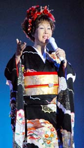 きらびやかな衣装で登場した島倉さん - 紀美野町で敬老会にぎわう