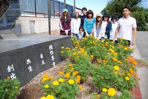 和歌山高校で花壇の世話を続けている土いじりの会の皆さん - 最優秀賞に土いじりの会、花いっぱいコンク