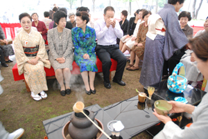 秋の和歌山城でお茶席を楽しむ市民茶会