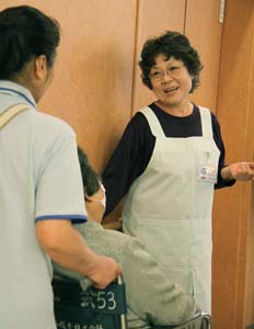 病院ボランティアとして活躍する山川さん - 増える病院ボランティア、一方で不足するケースも