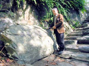 三昧霊地に安置されている「天井石」 - 乱開発の遺物供養を、三昧霊地に安置の天井石