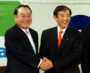 協定を結び握手を交わす仁坂知事と上田社長 - 県とファミマが包括的連携協定