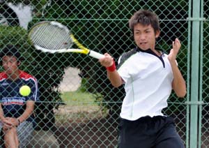 気合のテニスを披露した東(決勝) - 県テニス選手権シングルス