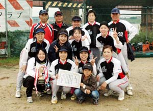優勝を飾った粟ファミリーズ - 和歌山市ソフトボール大会女子の部