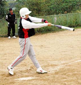 ７回表に勝ち越し適時打を放つ玉置（粟） - 和歌山市ソフトボール大会女子の部