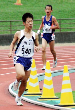 中学3年男子三千メートルを制した中野尻選手(野上) - 和歌山ロードレース