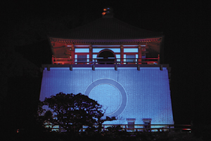 幻想的なブルーに染まった紀三井寺仏殿