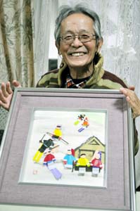 最新作「スキー」を手に、「できた作品見たらニコニコとなってくる」と話す髙木さん - 余命宣告の高木さん、１日から折り紙個展