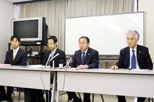 記者会見に応じる冨山会長（右から２番目）ら - 元会長逮捕で弁護士会が会見