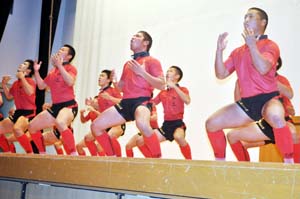 ハカを披露するラグビー部の選手たち - 和工で高校ラグビー出場壮行式