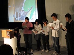 紙芝居形式で新しい物語を発表する学生たち