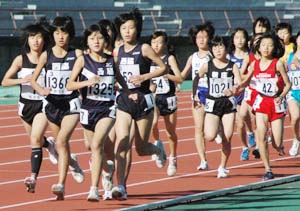 西脇勢が積極的にレースを引っ張った女子三千㍍ - 和歌山陸協記録会