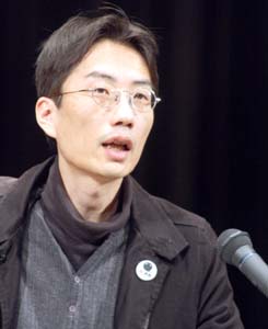 「社会の改革が必要」と訴える湯浅さん - 反貧困活動家の湯浅さんが講演