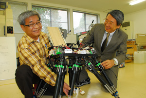 ロボットを紹介する栗山センター長㊨と久保田教授