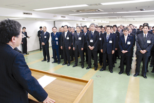 大橋市長から訓示を受ける幹部職員たち （和歌山市役所で） 