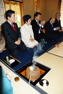 紅松庵の初釜で抹茶を楽しむ出席者たち