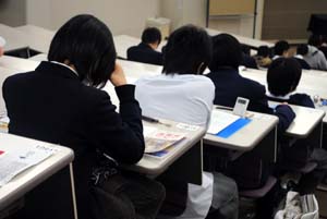 緊張しながら試験開始を待つ受験生（15日、和歌山大学で） - センター試験始まる、県内は3855人が志願