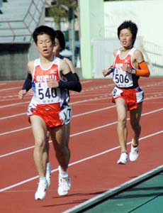 県のユニホームで力走する県代表（男子中学三千㍍） - 和歌山陸協第９回記録会