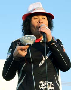 金芽米をよそった茶碗を手にファンの声援に応える寛平さん - アースマラソンゴール間近、寛平さん「金芽米」PR