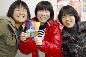 案内のポストカードを持ちＰＲする松本さん、 小野さん、 北林さん（左から）
