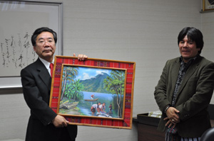 レアンダ市長から大橋市長にアティトラン湖の絵が贈られた