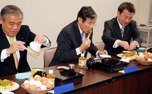県産鶏を使った昼食に舌鼓を打つ仁坂知事㊥ら - 「鶏肉、卵、全く安全」、知事らアピール
