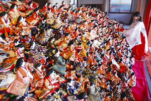淡嶋神社にひな人形並ぶ