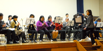 予餞会では在校生と教員らが卒業生へ音楽をプレゼントした