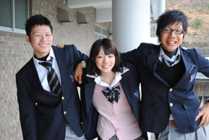 ビデオを制作した門﨑君、 武藤さん、 井沼君（左から）
