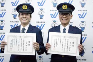 表彰状を受けて笑顔の福本さん㊧と井辺さん - ひったくり犯を連携して御用、若手警官コンビを表彰